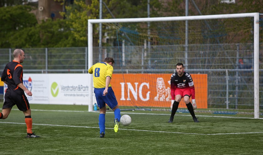Ondanks de voortdurende noodzaak om te verdedigen is het toch DIOS dat de 1-0 maakt.