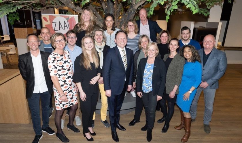 Wethouder Ap Reinders met de deelnemers aan ZAAI 2018-19 en medewerkers van ZAAI Haarlemmermeer en Rabobank Schipholregio.