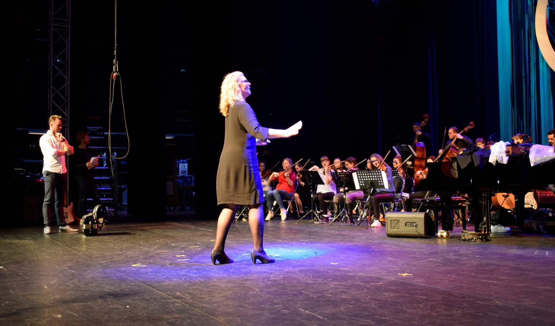 Directeur Zaantheater Angelique Finkers voor even Maestro van het Noordpool Orkest in de Albert Heijn zaal van het Zaantheater.