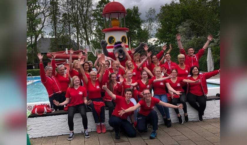 Het team van zwembad De bever is weer klaar voor een lange hete zomer!