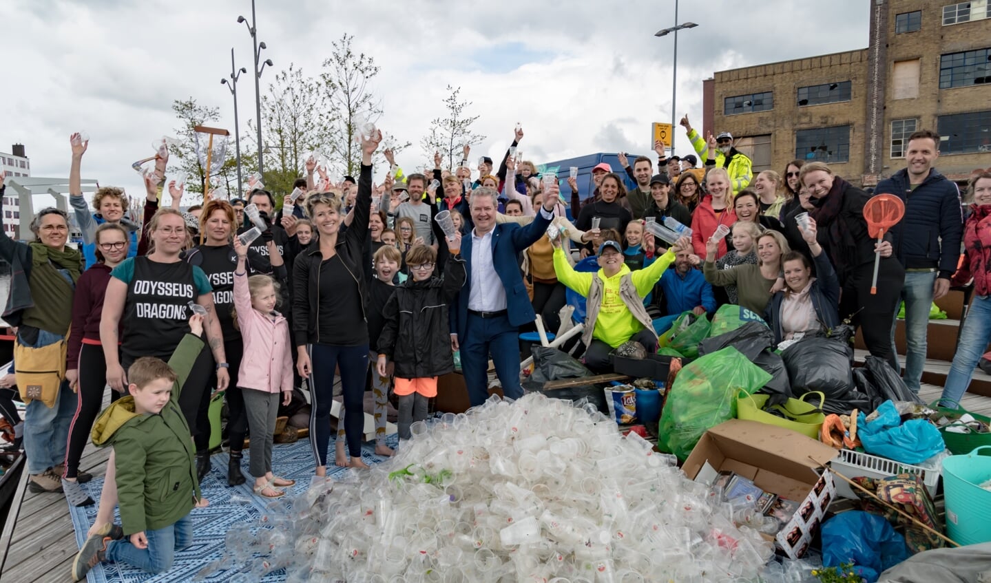 Plastic vissers niet ontevreden na succesvolle vangst.