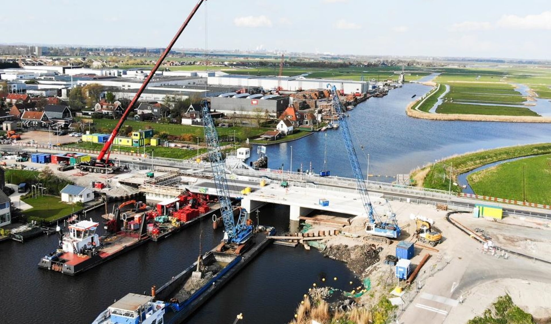Het brugdek van de Amaliabrug in Westknollendam is geplaatst