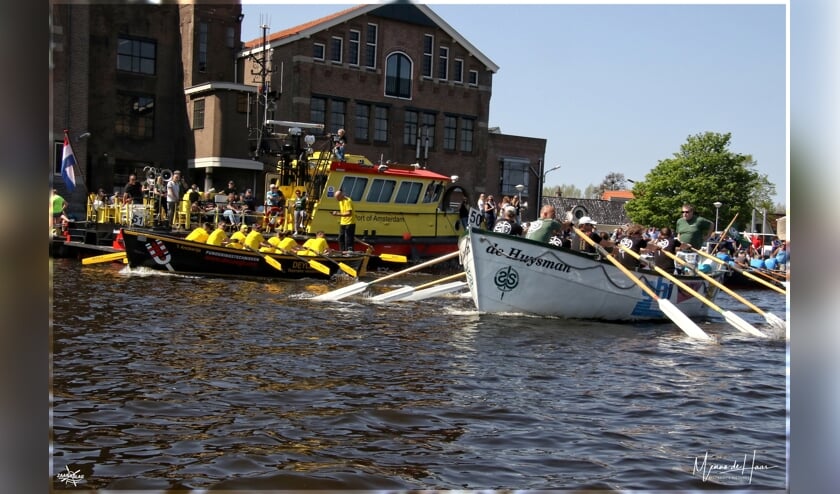 Sloepen aan de start bij de Verkadefabriek in Zaandam.
