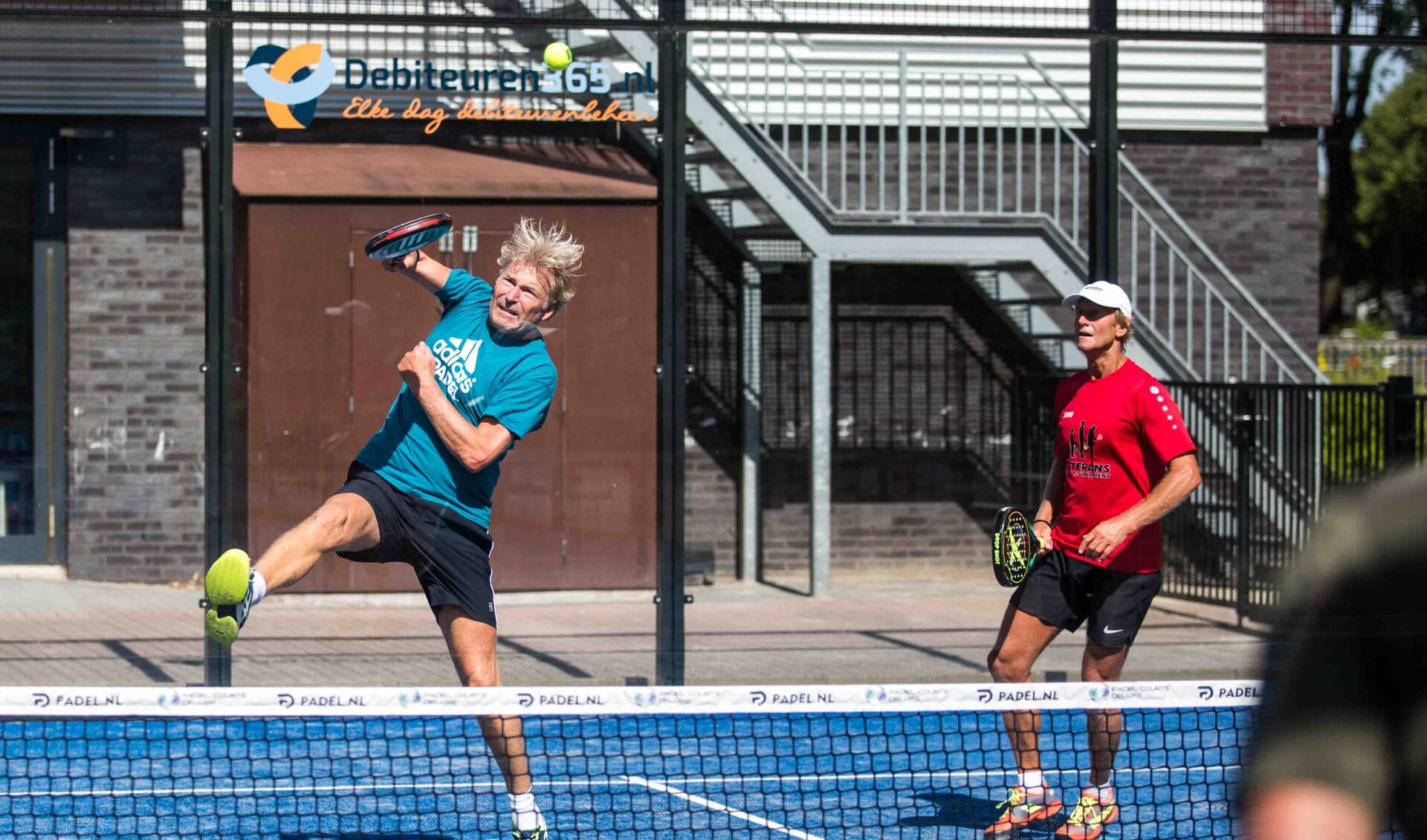 Padel combineert de beste elementen van tennis en squash. 