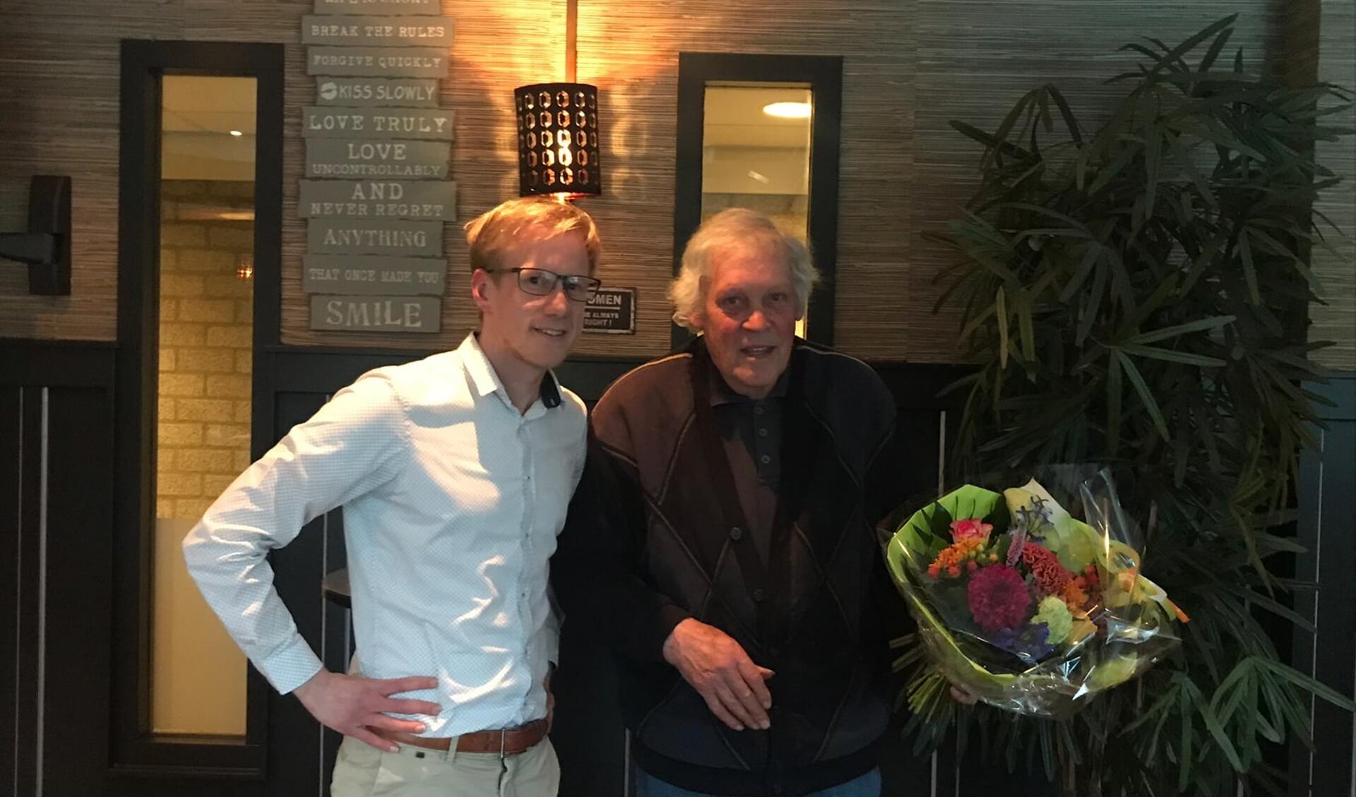 Piet Diemeer ontvangt bloemen van voorzitter Palmboom.