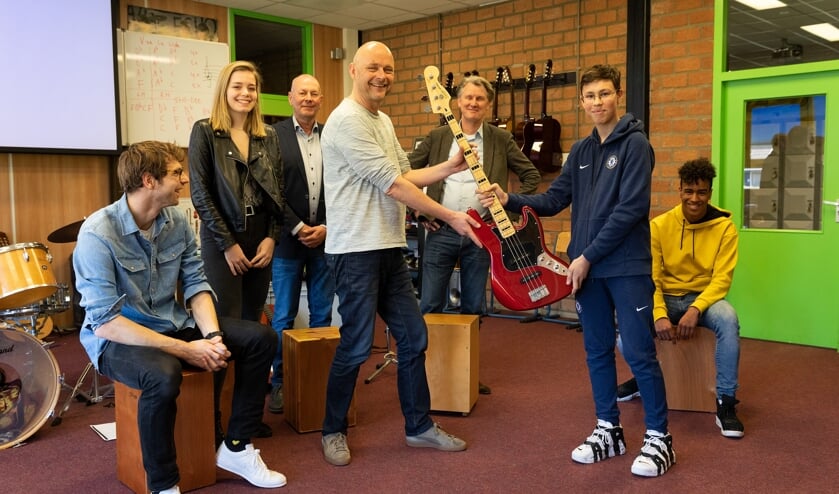 Overhandiging basgitaar door Robin Dielen aan Menno Bruin. Gift van basgitarist Michel Dielen aan de RSG Enkhuizen. Op de foto:Eugene Kramer: directeur RSGGeert Mos: Raad van toezichtNick Broersen: conrector VMBOMenno Bruin: muziek docentRobin Dielen: overhandigt gitaar uit naam van zijn vader Michel DielenTessa Roosendaal: leerling en singer songwriterYuri Willinck: leerling en Freestyle rapper.