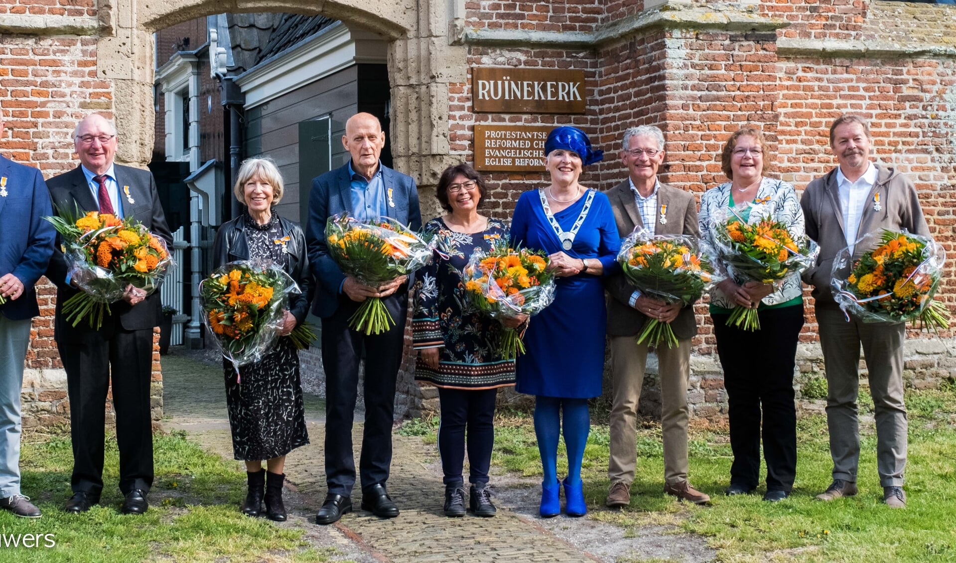 De trotse gedecoreerden met in hun midden burgemeester Hetty Hafkamp.