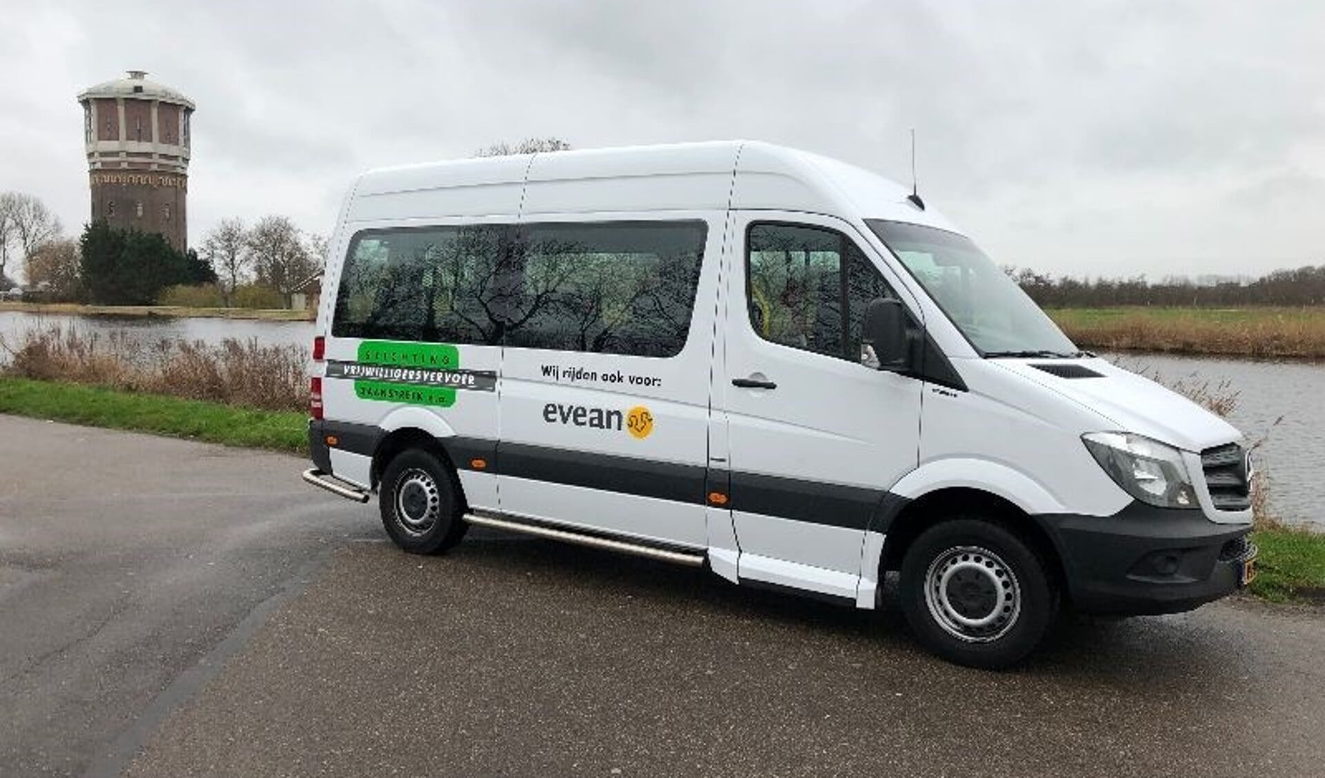 De herkenbare bus van Stichting vrijwilligersvervoer Zaanstreek.