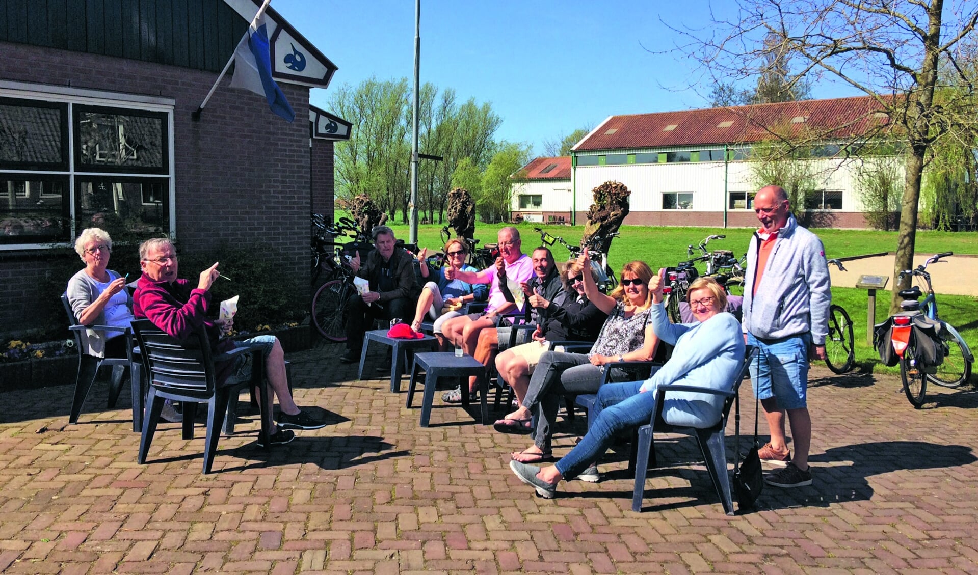 Vorig jaar was het stralend weer. Hier genieten deelnemers van de zon bij Buurthuis De Horn in Krommeniedijk. 