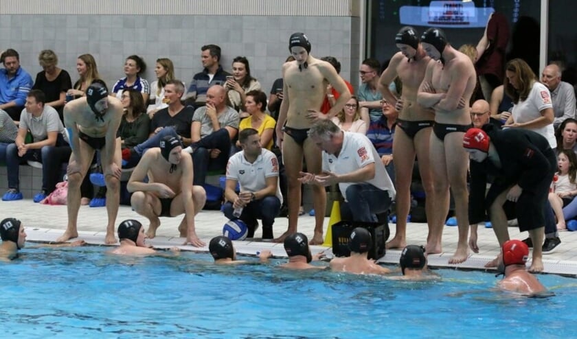 Trainer Johan Aantjes (m) in actie.