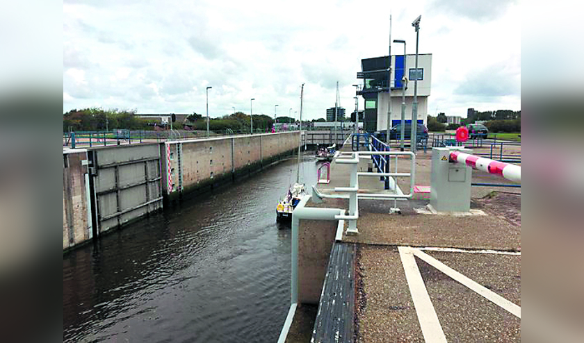 Er wordt onderhoud gepleegd aan de Koopvaardersschutsluis.