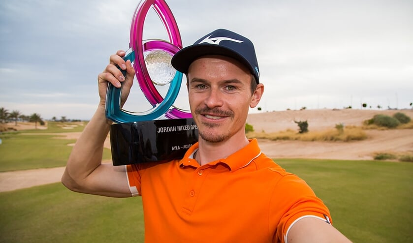 Daan Huizing trots met de trofee van de Jordan Mixed Open.