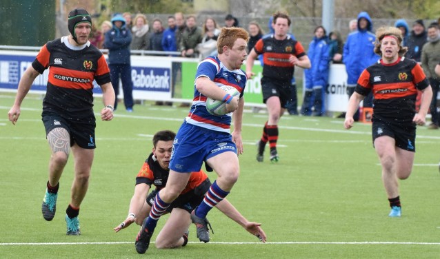 Shaun Townsend is ongrijpbaar en scoort een van de vijf try's voor RC Waterland.