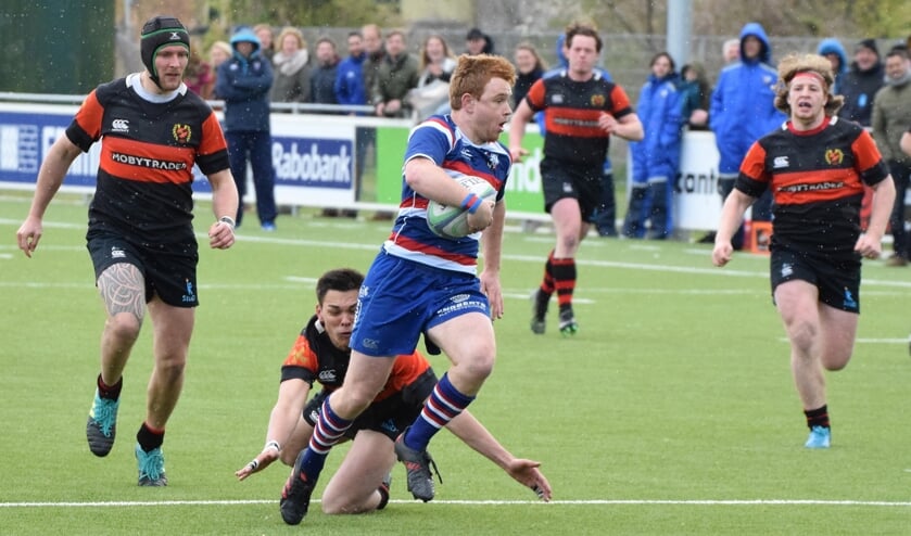 Shaun Townsend is ongrijpbaar en scoort een van de vijf try's voor RC Waterland.