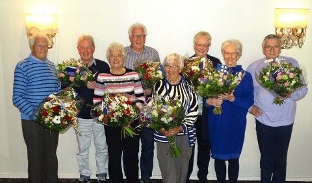 De jubilarissen kregen bloemen van de unie van Vrijwilligers.