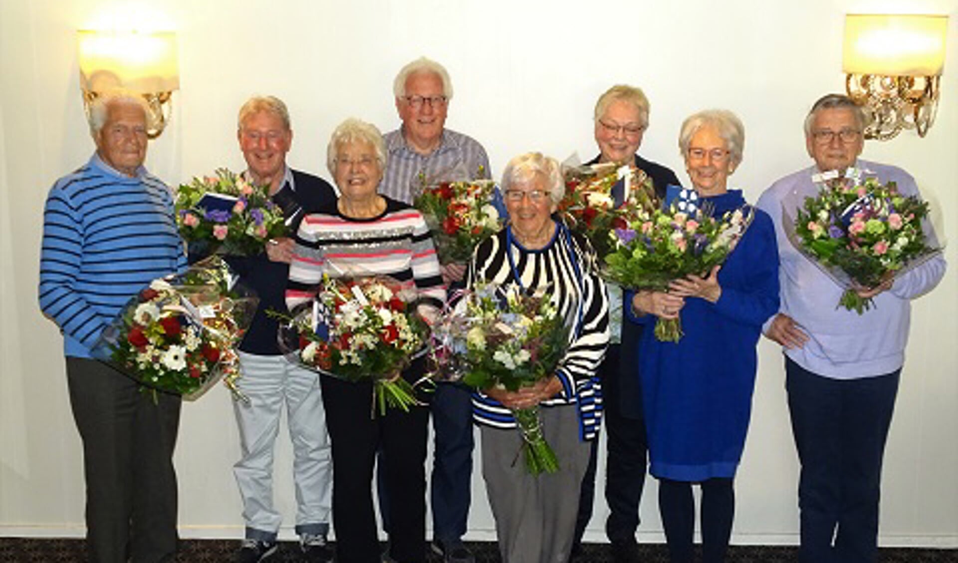 De jubilarissen kregen bloemen van de unie van Vrijwilligers.