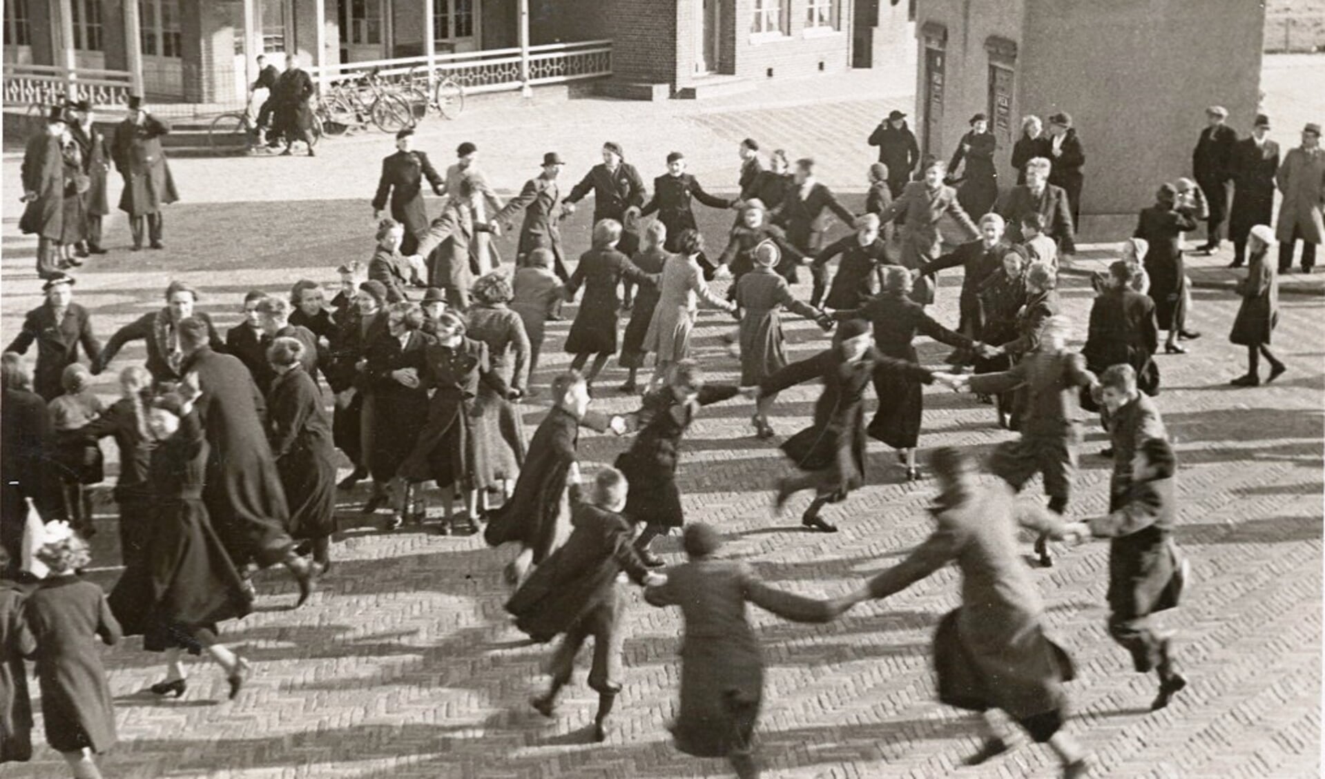 Dansen op het Julianaplein in 1945.