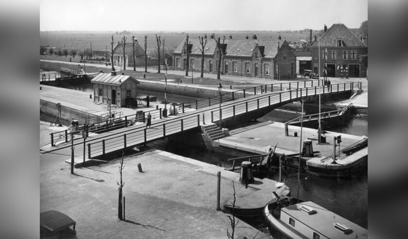 De oude sluisbrug met aan de overkant het huidige VHP-huis, eerste huis rechts.