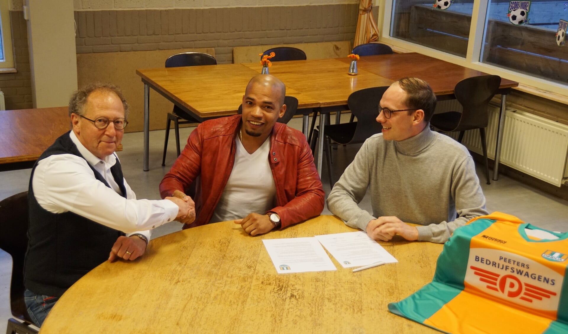 Het contract wordt getekend door trainer Jurgen Roozendal, bestuurslid voetbalzaken Tim Rood en voorzitter Klaas Kruk.  