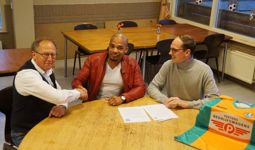 Het contract wordt getekend door trainer Jurgen Roozendal, bestuurslid voetbalzaken Tim Rood en voorzitter Klaas Kruk. 