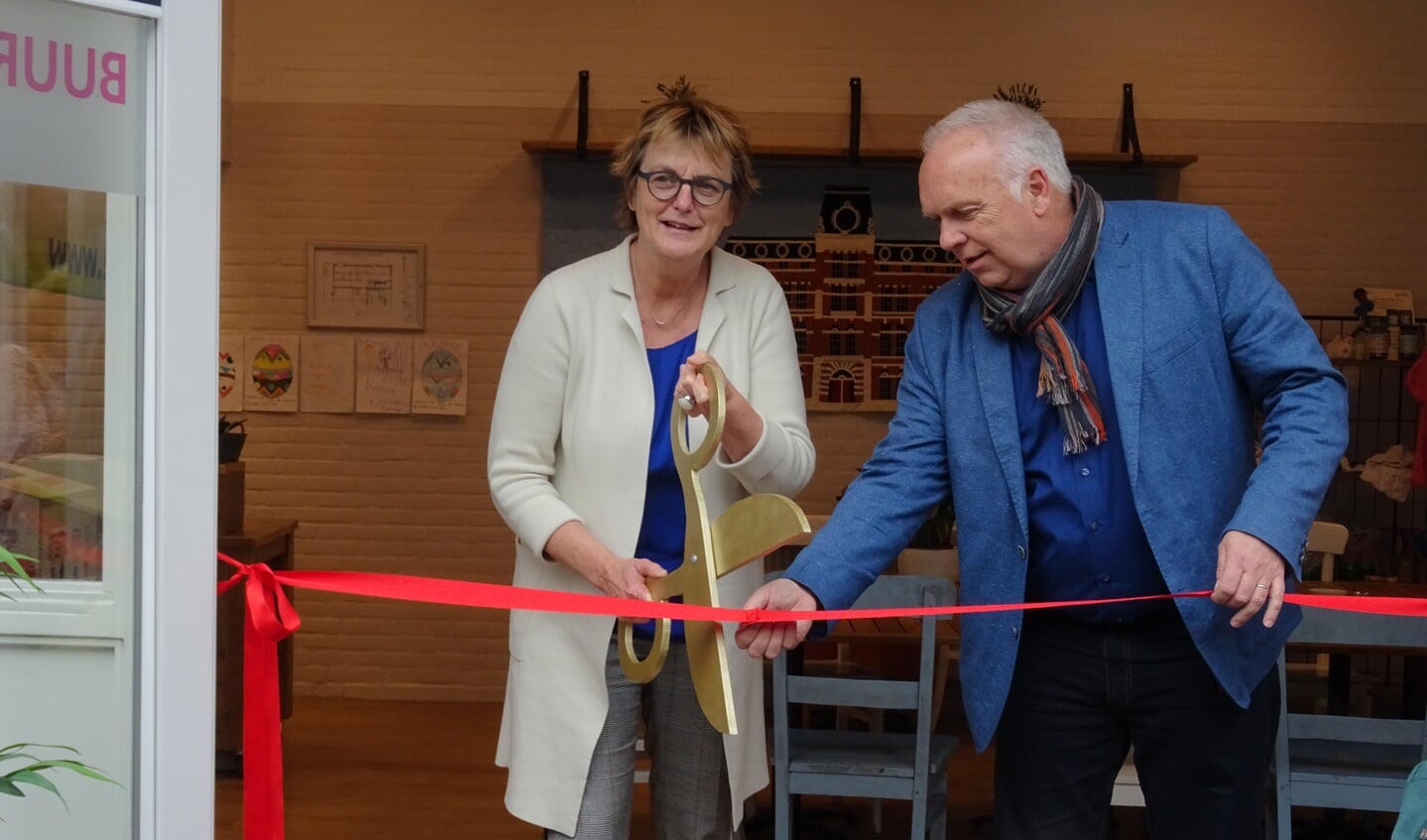 De officiële opening van de koffiehoek met wethouder Marie Thérèse Meijs en SIG-directeur Jan Kroft.