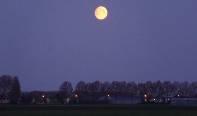 De maan staat mooi te wezen boven de polder van Haarlemmermeer.