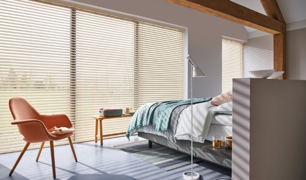 Collectie houten jaloezien van Luxaflex in trendkleuren.
