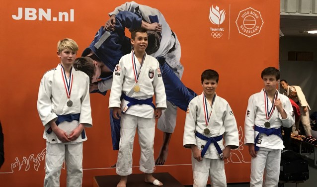 De judoka's blij met hun bronzen plak.