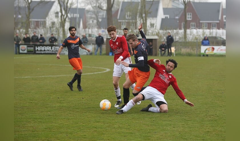 Een gelijkopgaande strijd tussen twee hard werkende ploegen resulteert in een puntendeling.