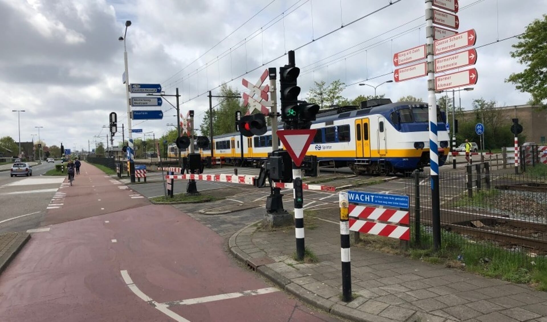 Verkeersknelpunt bij de spoorwegovergang Guisweg in Zaandijk.