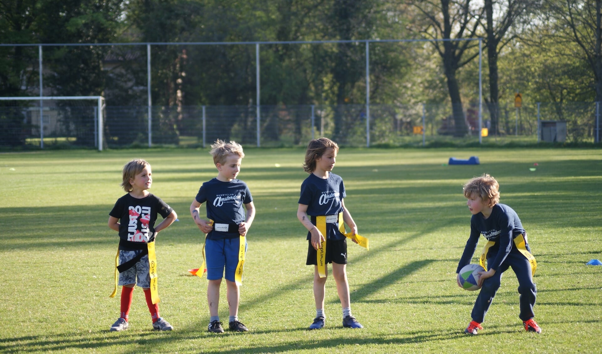 Op het veld bij SV De Meteoor leren de jeugdleden de eerste beginselen van de rugbysport.