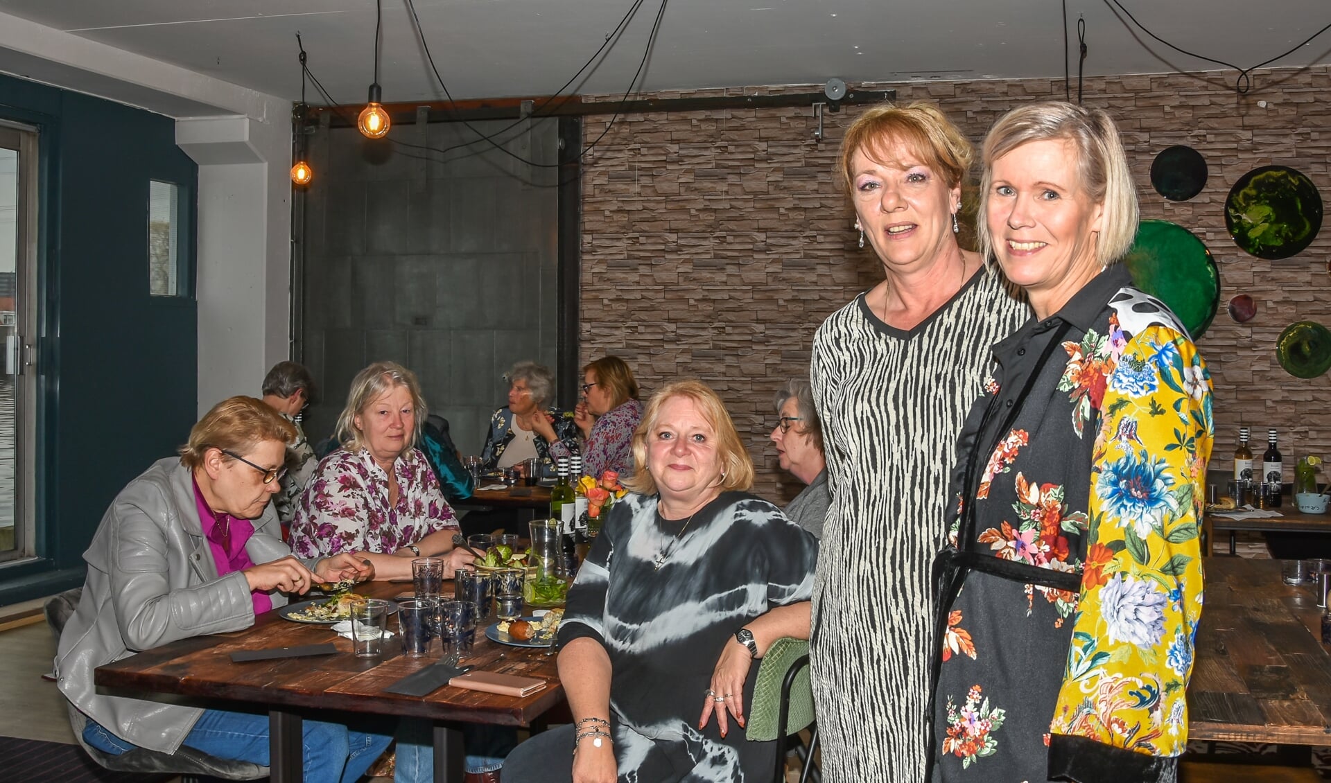 Rechts Renata Pen en links van haar Micky Biddlecombe van Mantelzorgers Onder elkaar (MOE), tijdens een diner voor Mantelzorgers.