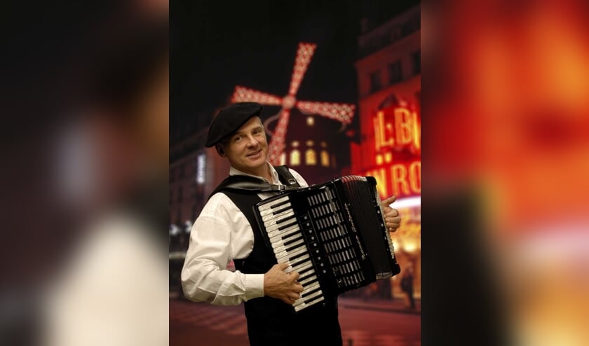 Zanger / accordeonist / gitarist Hans de Cock neemt zijn toeschouwers mee naar Parijs.