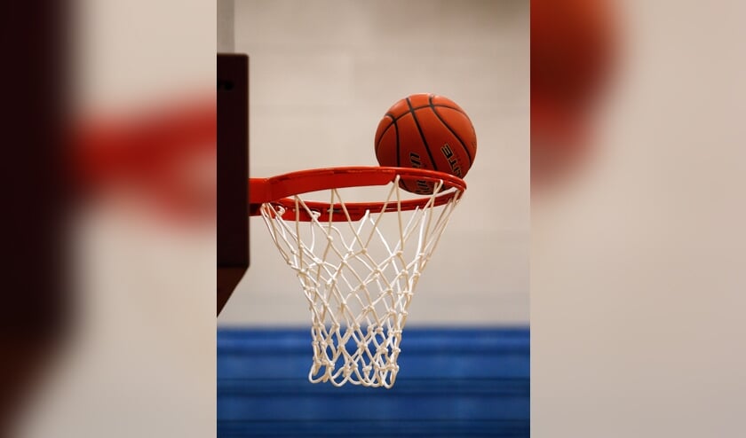 De bal vindt de basket.