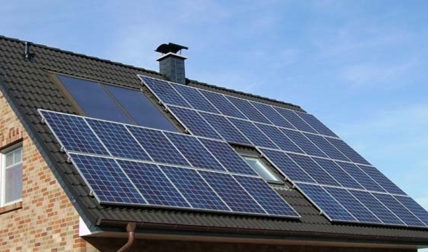 <p>In de gemeente Medemblik zijn volgens Jan van der Lee genoeg grote daken om te vullen met zonnepanelen.</p>
