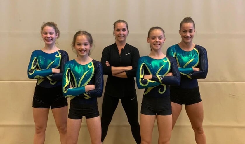 De TTL-turnsters en hun coach Danielle staan klaar voor de strijd.