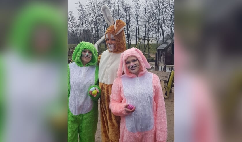 De paashaas en zijn vriendjes verstoppen eieren.