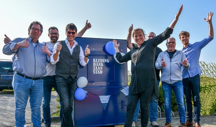 V.l.n.r. Herman de Graaff (secretaris Kledingbank Zaanstad), Bas Husslage (manager Zaanse Uitdaging), Ron Kistenmaker (matchgroep Uitdaging), Lonneke Kroon (manager Kledingbank), Erik van Nek (K. van Nek), Cor de Rover (KSC Int) en Lester Claassens (Schoen BV).