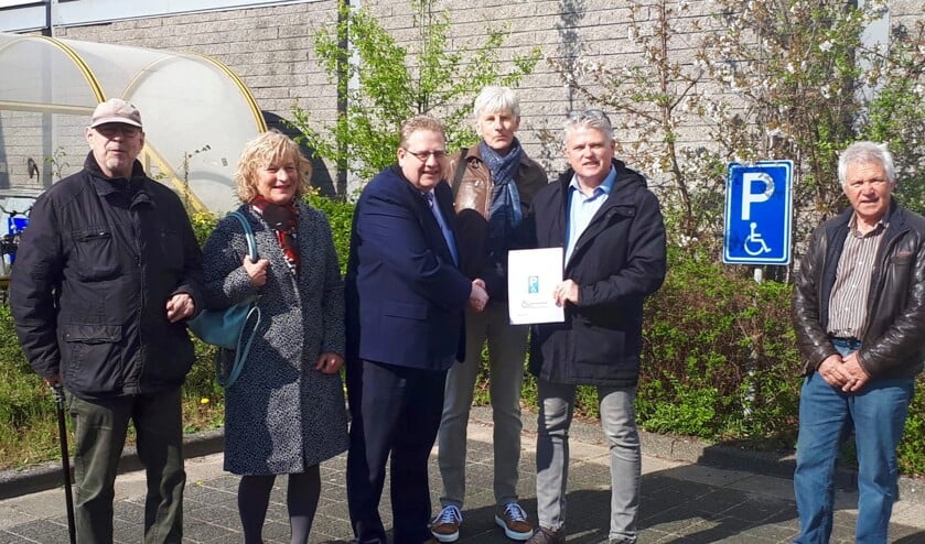 Op de foto: leden van de PGBC woonden vanmorgen de overhandiging bij van het adviesrapport door voorzitter Edwin Steeman aan wethouder Paul Slettenhaar. Ook raadslid Ada Greuter is aanwezig.