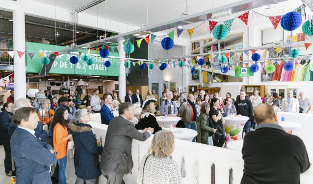 Ruim 100 gasten kwamen naar de feestelijke, kleurrijke opening van het nieuwe kringloopwarenhuis Snuffelmug Heemstede.