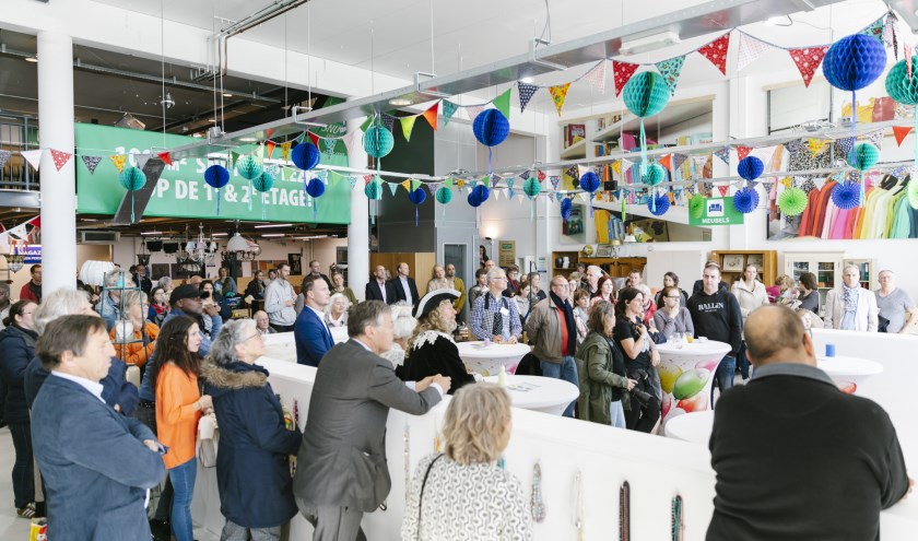 Ruim 100 gasten kwamen naar de feestelijke, kleurrijke opening van het nieuwe kringloopwarenhuis Snuffelmug Heemstede.