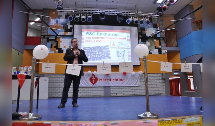 Vertegenwoordigers van de Hartstichting nemen de cheque van € 1599,- in ontvangst van vmbo-2, terwijl ze een dag eerder al een cheque mochten krijgen van € 2399,- namens havo-2.