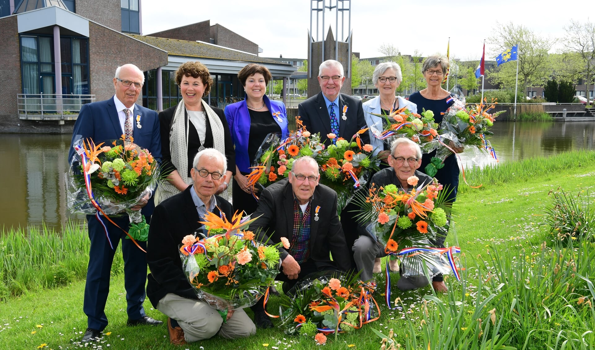 v.l.n.r. (boven): de heer Tromp, burgemeester Kompier, mevrouw Koning-Hoeve, de heer Bakker, mevrouw Kuilman-van der Meulen, mevrouw Ligthart-Paauw. v.l.n.r. (onder): de heer Oudakker, de heer Hink, de heer Binnewijzend