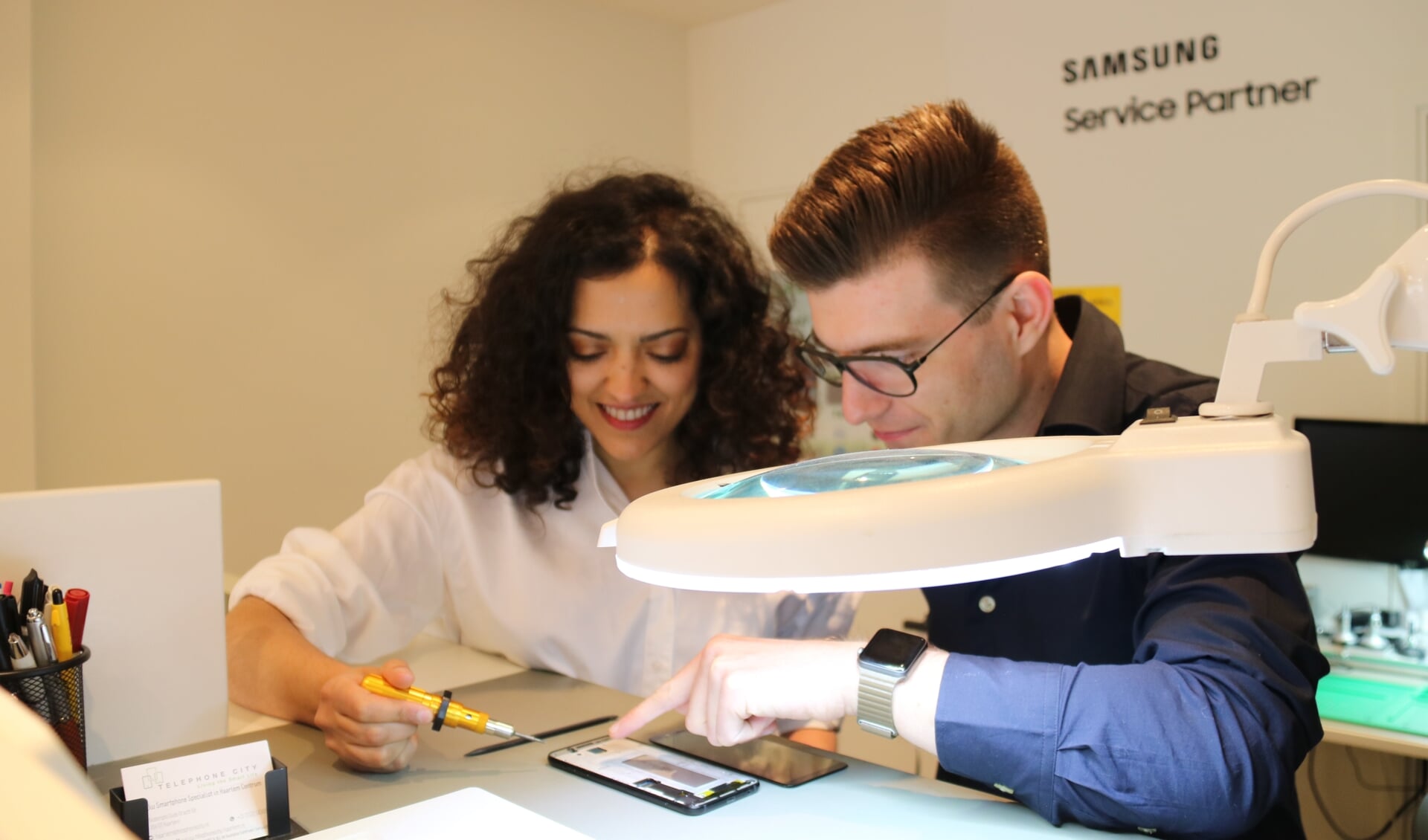 Zohra en Paul zijn Samsung engineer en kunnen alle reparaties aan.
