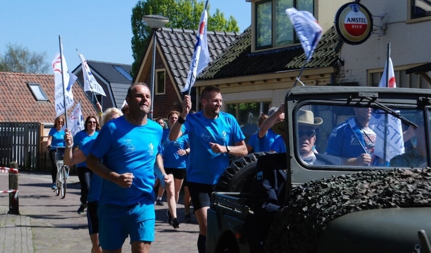 Om de vrijheid te delen en te vieren, wordt het bevrijdingsvuur elk jaar opgehaald door een groep sportieve Langedijkers.
