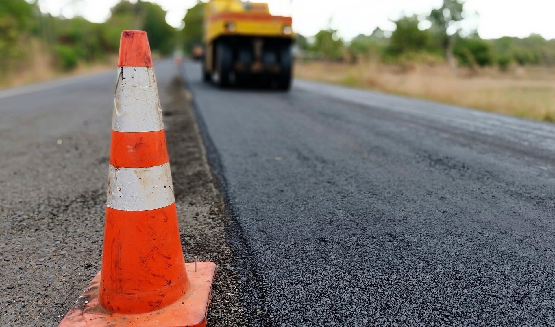 Tot  december vinden diverse asfalt- en bestratingswerkzaamheden plaats. 