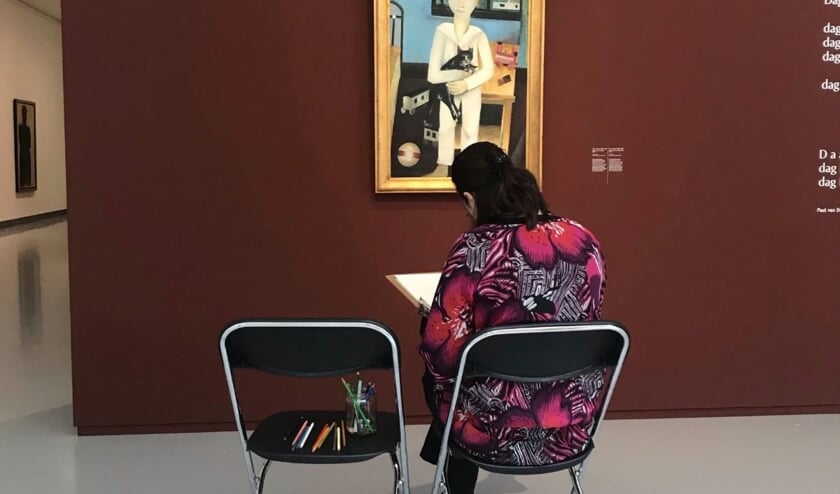 Schets zelf de mooiste composities tussen de kunstwerken en gebruik verschillende tekenmaterialen.