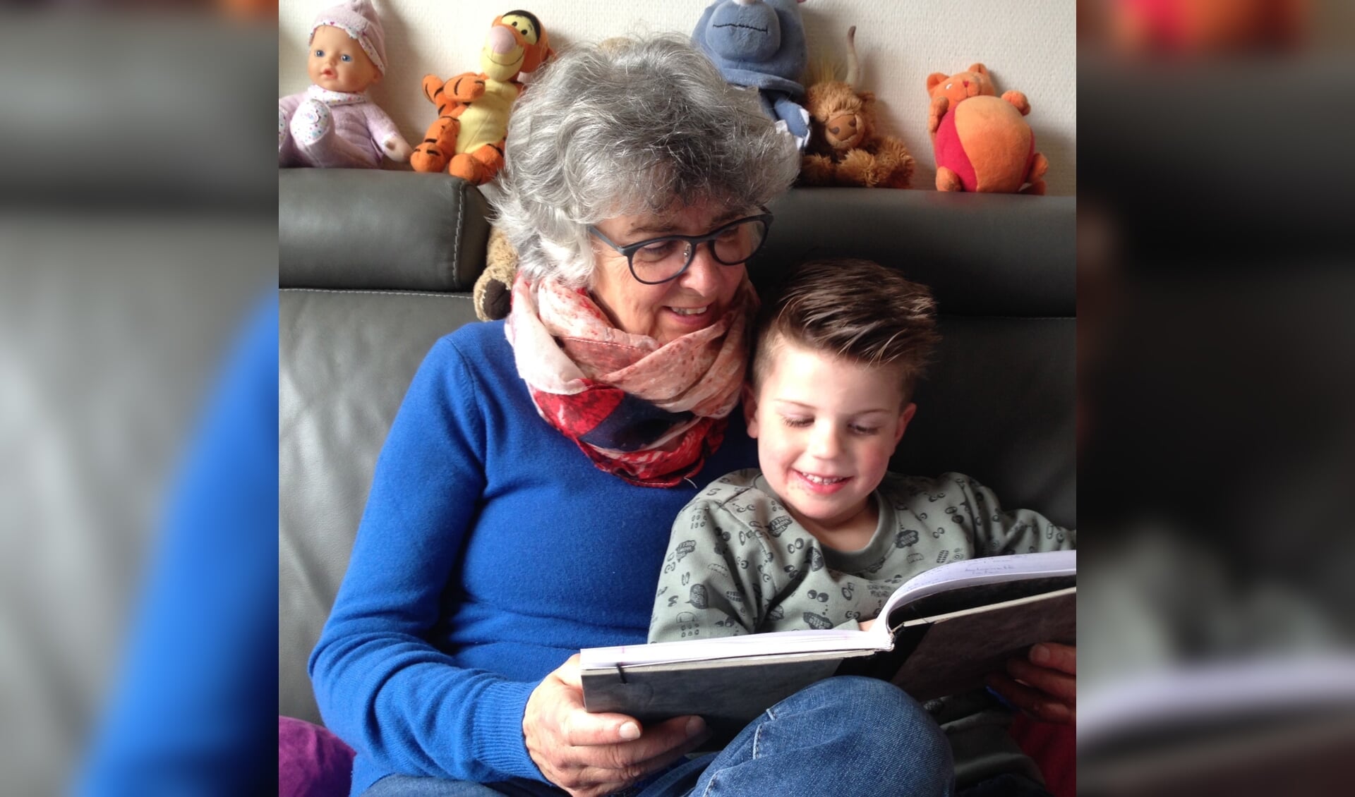 Oma leest voor aan kleinkind.