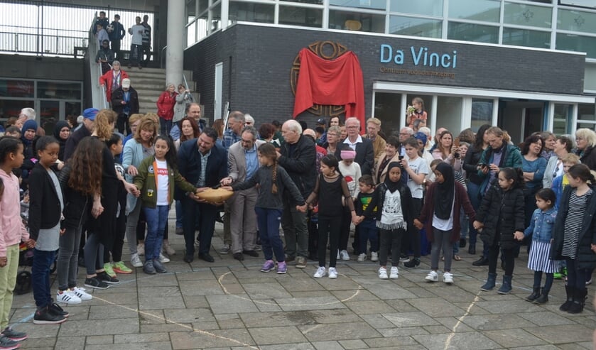 Iedereen hand in hand bij de opening van Da Vinci.