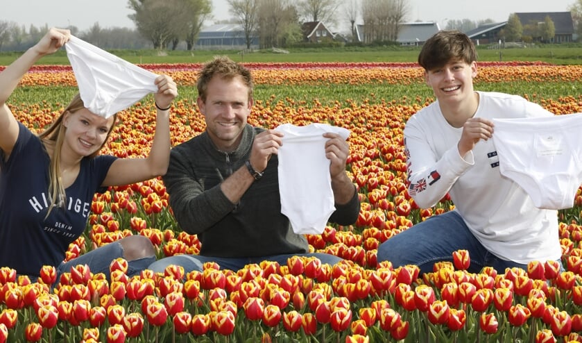 Boer Tom (m) begraaft samen met studenten van het Clusius College katoenen ondergoed om te kijken hoe het met de bodem gesteld staat.
